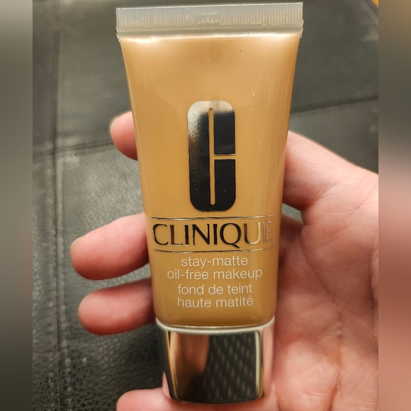 Clinique Stay-Matte Oil-Free Makeup Foundation In 14 Vanilla - Picture 6 of 8